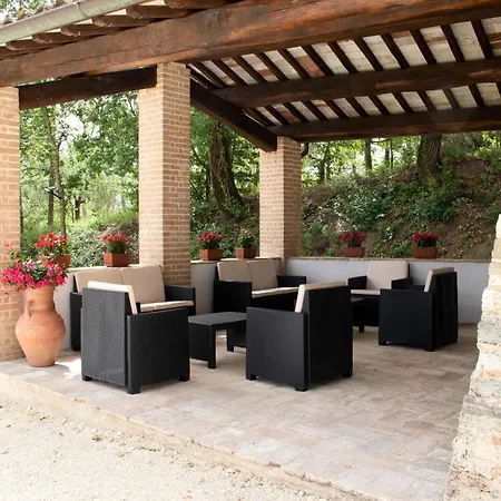 Casale San Sabino 호텔 *